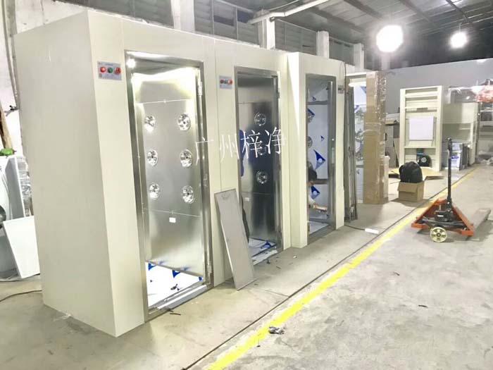風(fēng)淋室組裝現(xiàn)場(chǎng) 風(fēng)淋室組裝現(xiàn)場(chǎng)