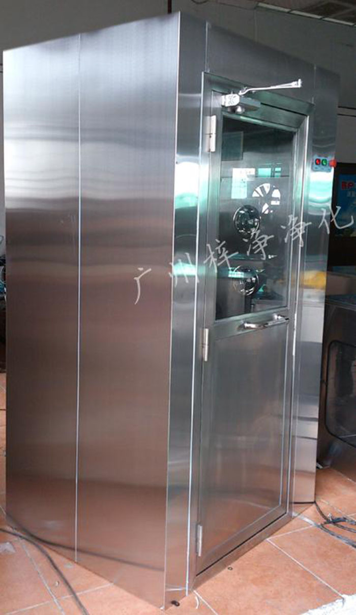 防爆風(fēng)淋室主要配置有:防爆風(fēng)機(jī),離爆燈器等。 防爆風(fēng)淋室主要配置有:防爆風(fēng)機(jī),離爆燈器等。