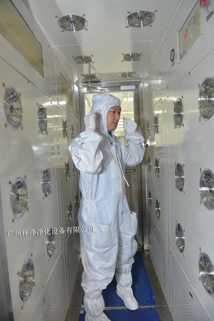 風淋室不僅可以為工作人員提供清潔的空氣環境，還可以對物料進行凈化處理。