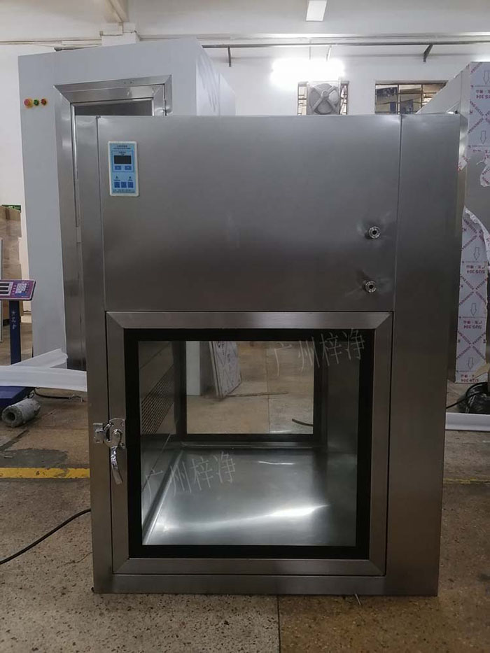 傳遞窗通常包括冷軋鋼板噴塑制作或優質不銹鋼制作、透明玻璃，紫外線殺菌燈、照明和局部高效過濾器等。