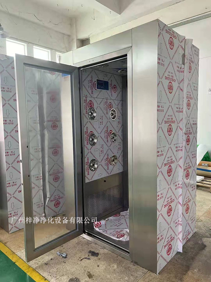 風淋室的主要功能是通過高速氣流將塵埃和污物吹離工作人員的衣物和身體,從而確保進入潔凈室的環境符合規定的潔凈度標準。 風淋室的主要功能是通過高速氣流將塵埃和污物吹離工作人員的衣物和身體,從而確保進入潔凈室的環境符合規定的潔凈度標準。