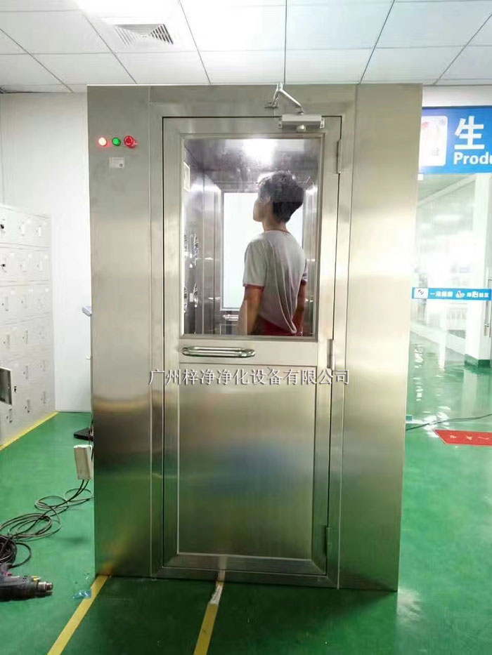 風淋室正確使用對于確保潔凈室的環境質量和產品安全至關重要。 風淋室正確使用對于確保潔凈室的環境質量和產品安全至關重要。
