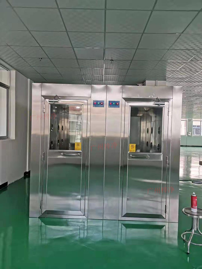 風淋室主要功能是確保工作人員在進入潔凈區前，通過吹淋去除身上的塵埃和微粒。