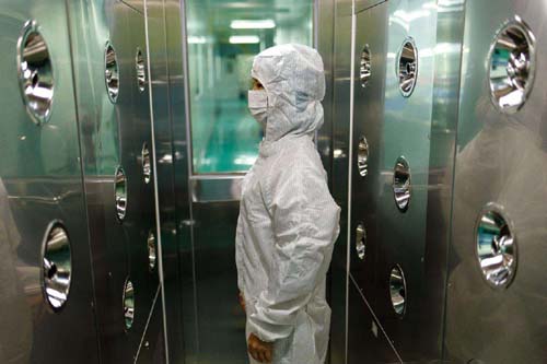 風(fēng)淋室工作原理是通過(guò)高速氣流的沖擊,有效清除進(jìn)入潔凈室的人員、物料表面攜帶的塵埃和污染物。 風(fēng)淋室工作原理是通過(guò)高速氣流的沖擊,有效清除進(jìn)入潔凈室的人員、物料表面攜帶的塵埃和污染物。