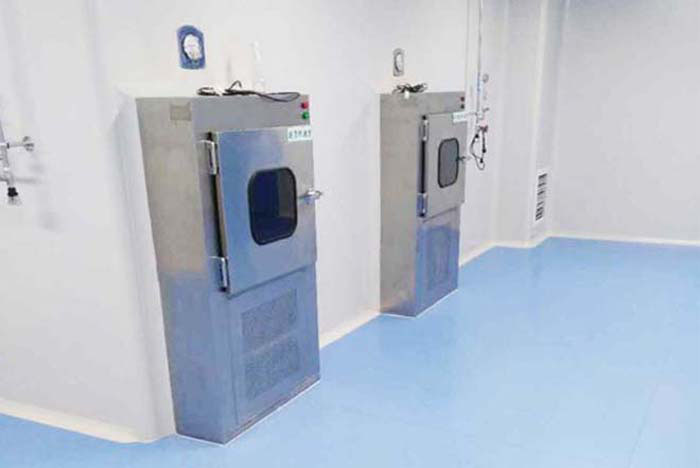 開啟傳遞窗：按照實驗室規定的方式開啟傳遞窗，通常為從外向內或從內向外開啟。