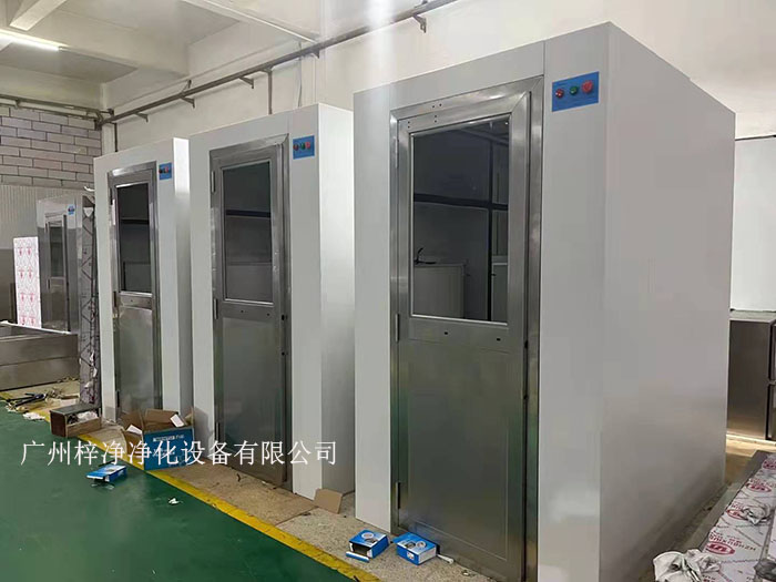 風(fēng)淋室作為潔凈室的人身凈化裝置,對(duì)于維持潔凈室的潔凈度至關(guān)重要。 風(fēng)淋室作為潔凈室的人身凈化裝置,對(duì)于維持潔凈室的潔凈度至關(guān)重要。