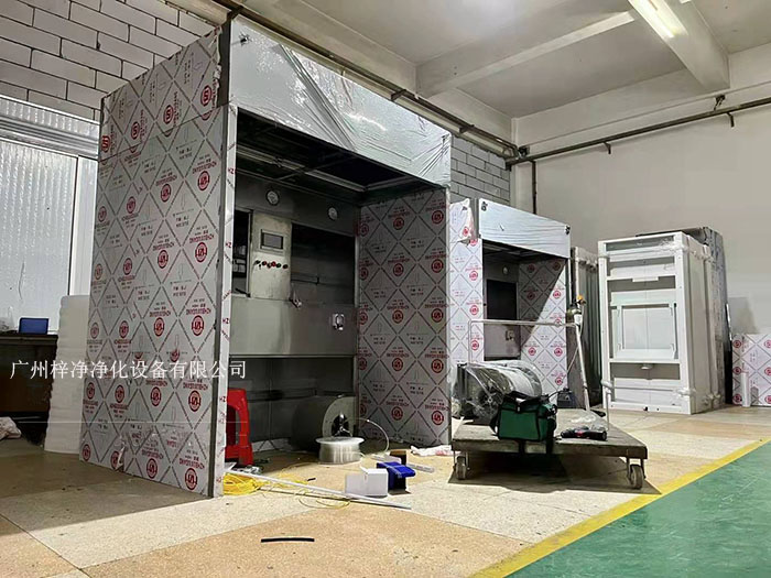 負壓稱稱量罩通過創造一個低氣壓的環境，防止生產過程中的粉塵、揮發物等有害物質逸散到外界環境中，同時確保稱量結果的準確性。