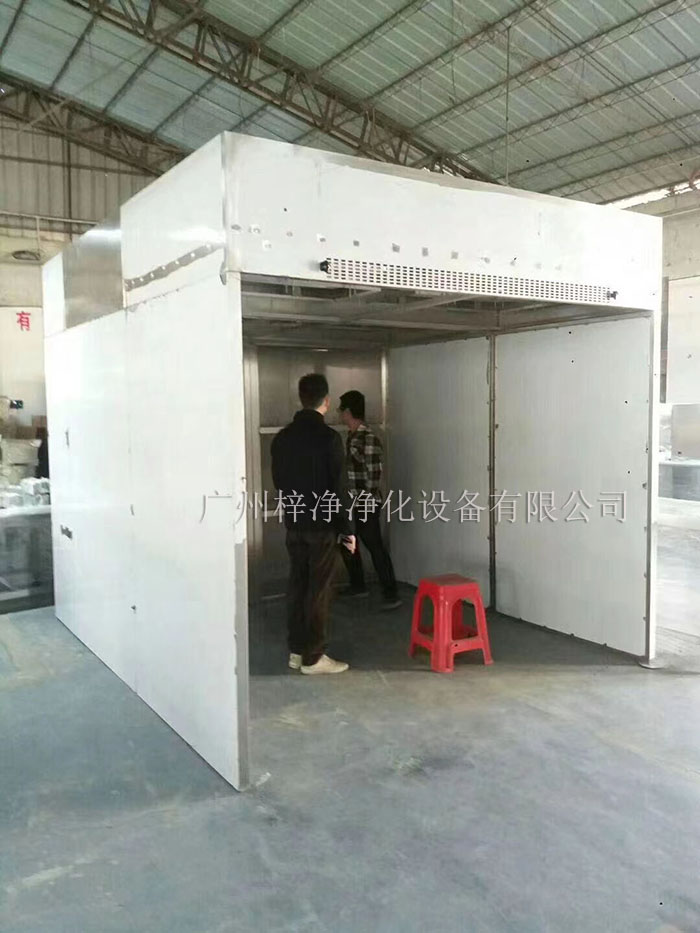 負壓稱稱量罩通過創造一個低氣壓的環境，防止生產過程中的粉塵、揮發物等有害物質逸散到外界環境中，同時確保稱量結果的準確性。