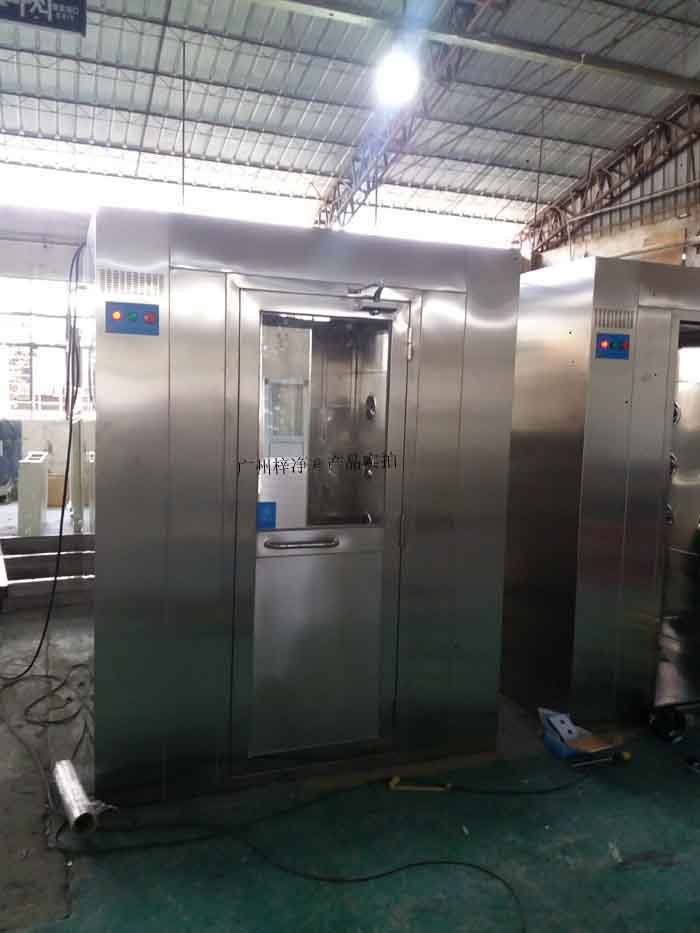 風(fēng)淋室在潔凈室半導(dǎo)體、藥品生產(chǎn)、食品加工等行業(yè)中扮演著至關(guān)重要，