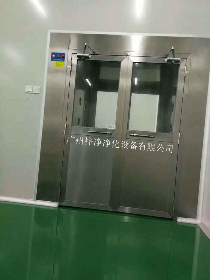 風(fēng)淋室的主要功能是利用高速氣流對(duì)人體或物品進(jìn)行吹淋，迅速去除其表面的塵埃和微粒，從而達(dá)到潔凈的目的。