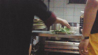 7月23日，漢麗軒烤肉超市昌平店，服務員將幾盤顧客剩菜（左手中疊在一起的是幾盤肉，其右手正整理韭菜）端回后廚，進行整理后準備再送往餐廳自助取餐區供顧客食用。