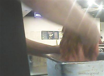 在開餐前，烤肉店一名員工正徒手攪拌肉片。
