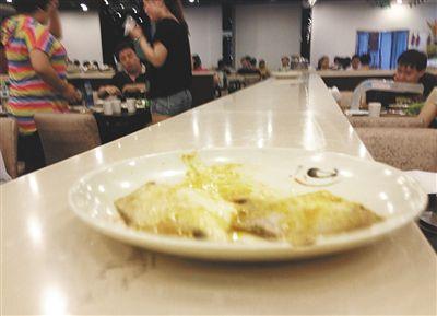 客人剩下的魚，被擺在一旁的石臺上，它們隨后被送往后廚，繞一圈后再次出現在餐臺。
